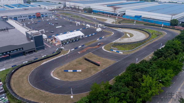 01_2019“沃尔沃驾道-安全驾控体验营”于成都南山赛车场正式启动.jpg