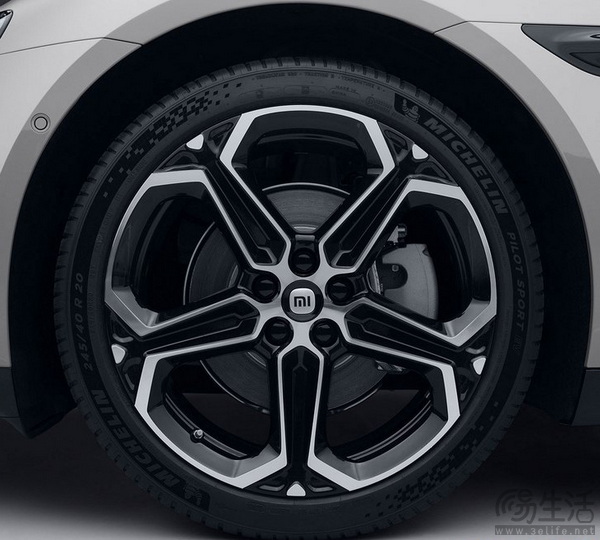 小米SU7新官图曝光 尾标缩小可选碳纤维后视镜