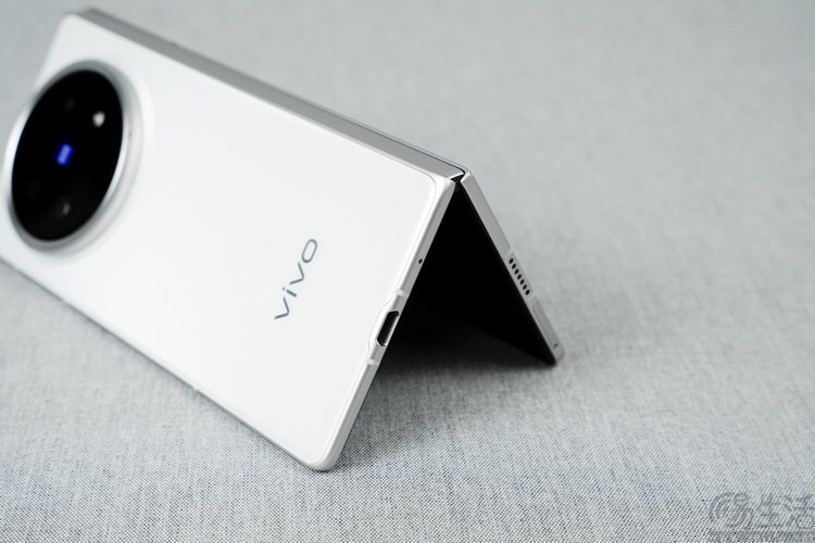 更轻薄还更便宜的vivo X Fold 5，优势不只性价比