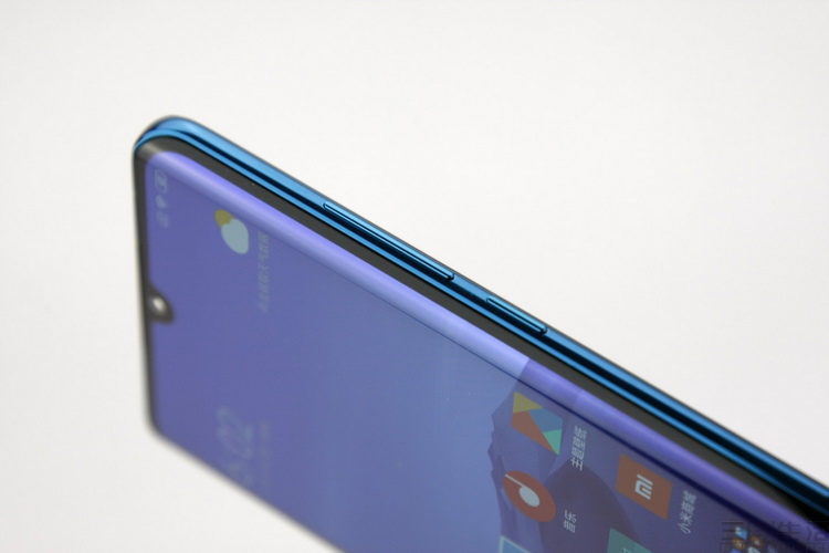 曲面屏的没落,并不完全是个技术问题 曲面屏的没落,并不完全是个技术问题