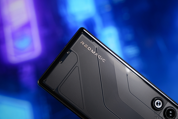 红魔11 AIR首测：超薄+主动散热，消除所有短板