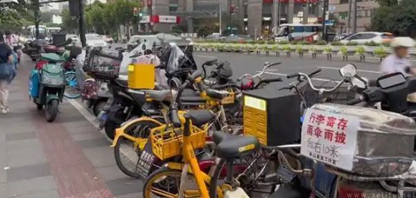 都怪手机厂商，共享充电宝开始在街上讨生活