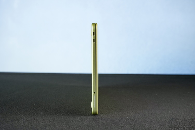 MacBook Neo首发评测：很小，但足以颠覆行业