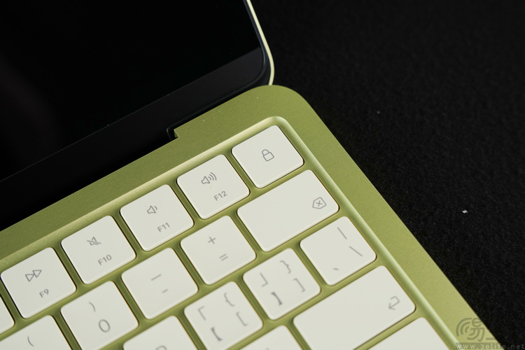 MacBook Neo首发评测：很小，但足以颠覆行业