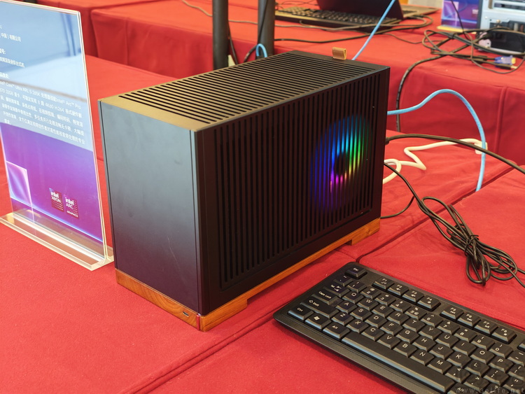 英特尔又发新品了，不过这次比酷睿更“王炸”