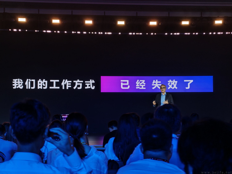 与亚马逊云科技高管聊后，我们窥见了巨头的改变
