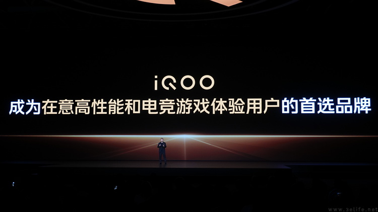 当手机自己“造光”:iQOO重写电竞设备竞争维度 当手机自己“造光”:iQOO重写电竞设备竞争维度