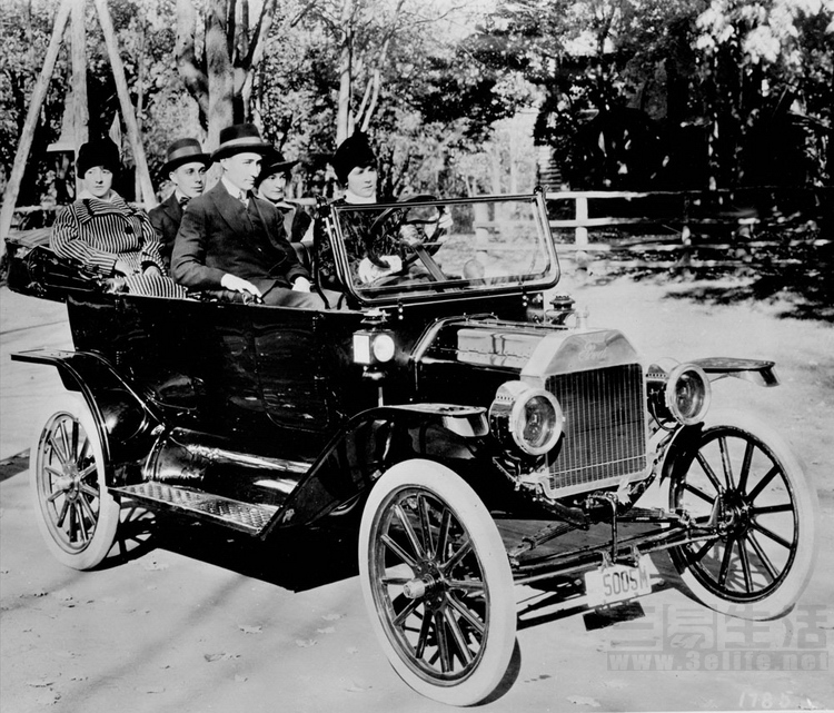 1914_Ford_Model_T_touring_car.jpg