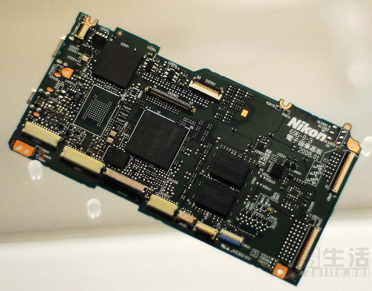 1280px-Nikon_D700_mainboard_with_Expeed.jpg