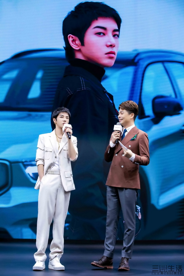 03_XC40代言人华晨宇与知名主持人沈涛畅谈新世界.jpg