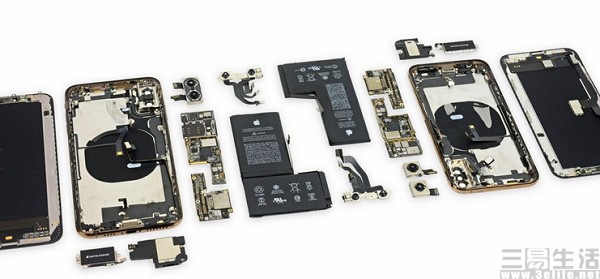 180007423899164216782785iphone-xs-teardown1.jpg