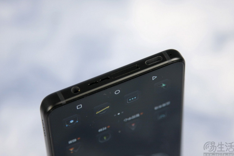 ROG游戏手机8 Pro评测：实用性大增、硬核本质依旧