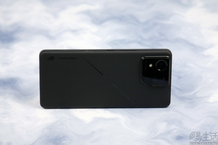 ROG游戏手机8 Pro评测：实用性大增、硬核本质依旧
