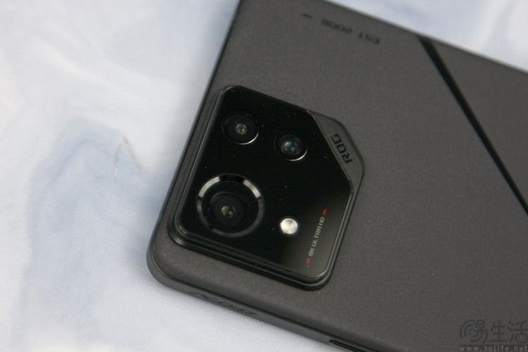 ROG游戏手机8 Pro评测：实用性大增、硬核本质依旧