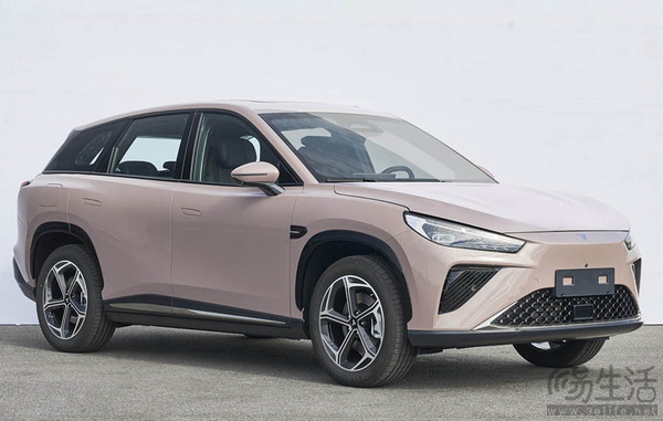 哪吒L内饰首发 中控超大连屏+车载冰箱+小桌板