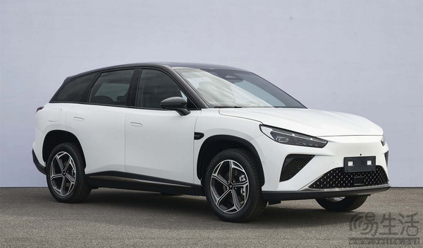 哪吒L内饰首发 中控超大连屏+车载冰箱+小桌板