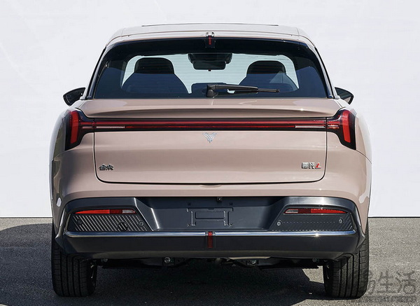 哪吒L内饰首发 中控超大连屏+车载冰箱+小桌板