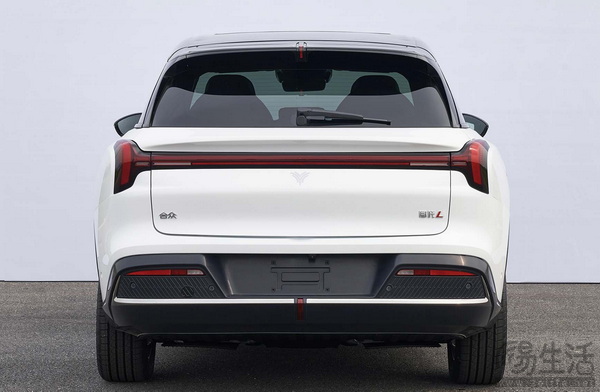 哪吒L内饰首发 中控超大连屏+车载冰箱+小桌板