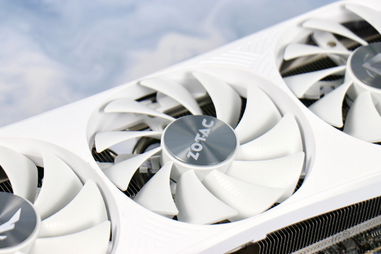 索泰RTX4080 SUPER月白评测：纯白诱惑，性能强劲