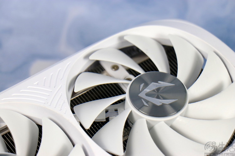 索泰RTX4080 SUPER月白评测：纯白诱惑，性能强劲