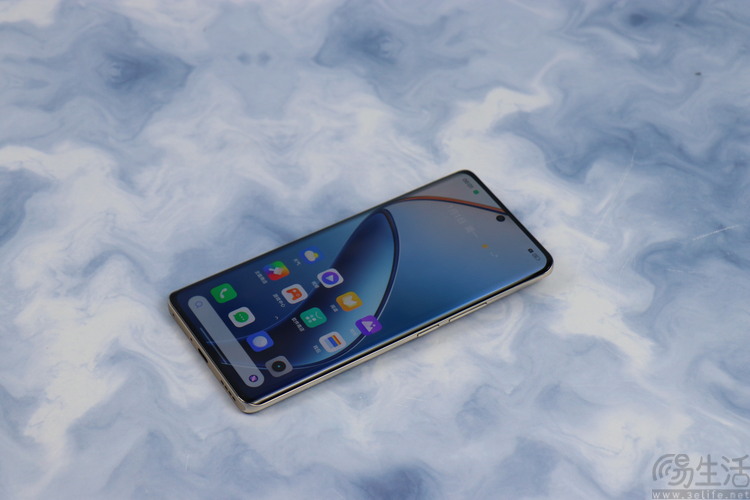 真我12 Pro+评测：奢华造型、旗舰影像，重塑中端机体验