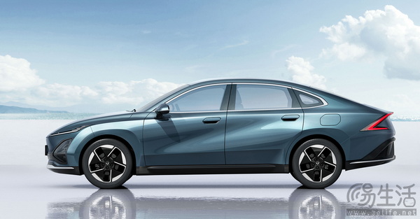 五菱星光EV在北京车展正式上市 售价9.98万元起