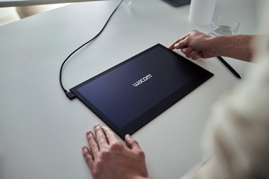 Wacom 推出革命性超薄OLED 数位屏：Wacom Movink 