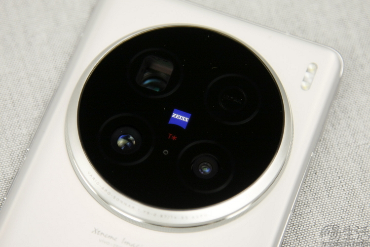 vivo X100 Ultra首发评测：堆料到极致、重新定义顶级影像旗舰
