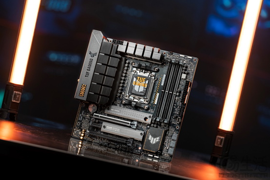 华硕X670主板打破R7 9700X多项世界超频纪录