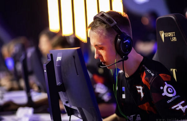 V社对物理外挂下手，一把键盘如何拨动FPS玩家的心弦