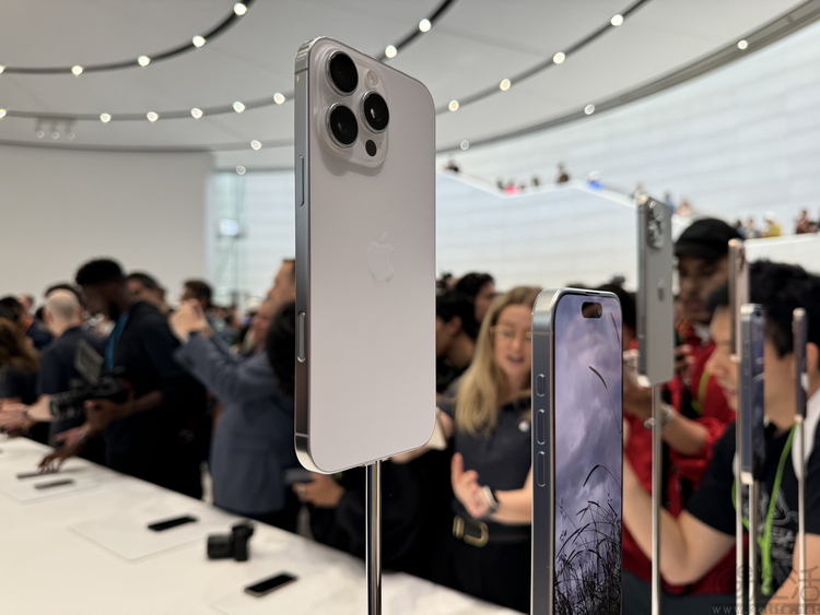 0.001mm的完美，是iPhone 16系列难以被模仿的底气