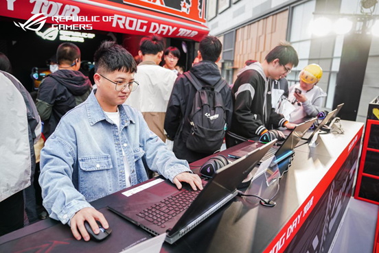 ROG DAY 2024战车巡游，燃动江城