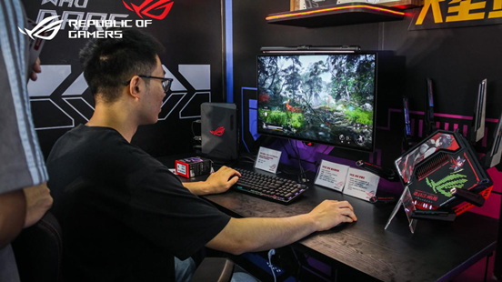 ROG DAY 2024战车巡游，燃动江城