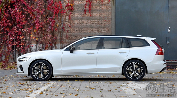 2025款沃尔沃V60上市 售价区间33.99-43.99万元