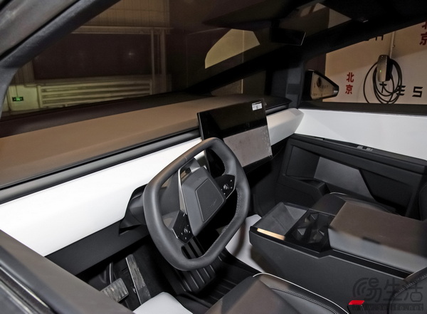 特斯拉赛博越野旅行车配三电机 续航618公里