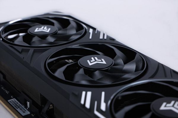 支持DLSS4，从“新”出发|影驰RTX 5080金属大师OC系列测评