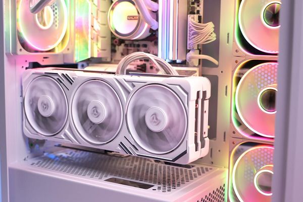 支持DLSS4，从“新”出发|影驰RTX 5080金属大师OC系列测评