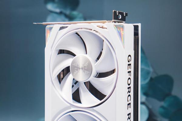 开启DLSS 4 步入4K游戏新门槛，耕升RTX 5070踏雪OC灵动来袭