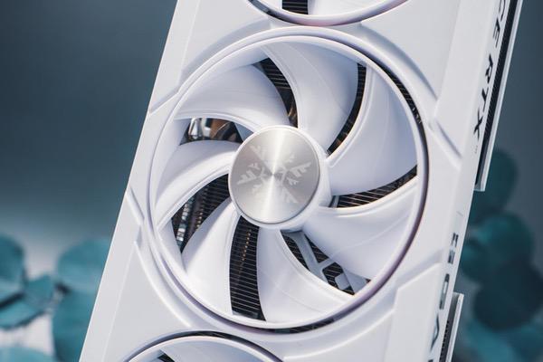 开启DLSS 4 步入4K游戏新门槛，耕升RTX 5070踏雪OC灵动来袭