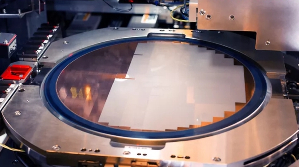 英特尔先进封装:助力AI芯片高效集成的技术力量 英特尔先进封装:助力AI芯片高效集成的技术力量