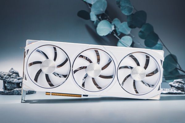 STEAM疯狂促销，耕升RTX 5070踏雪OC超值体验
