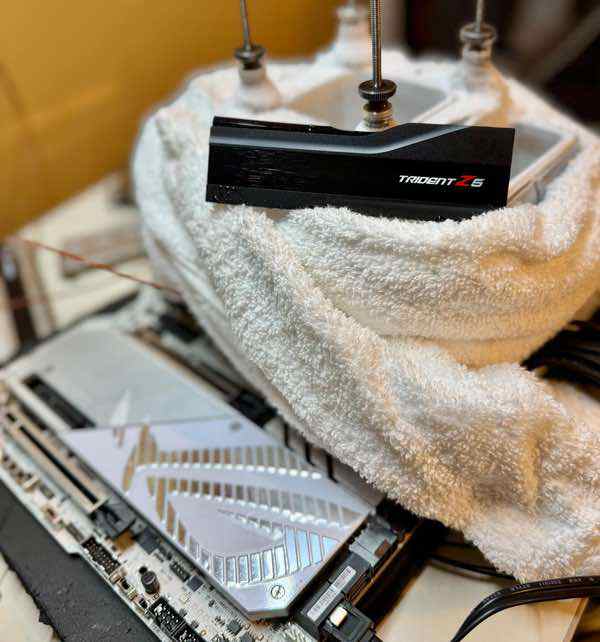 芝奇与华硕突破DDR5-12772内存频率超频世界纪录