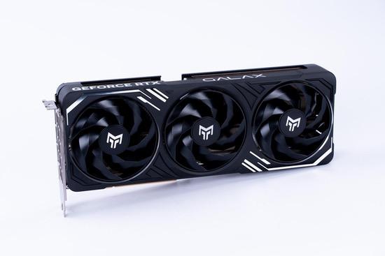2K光追游戏好手|影驰RTX 5060Ti金属大师黑金版MAX OC评测