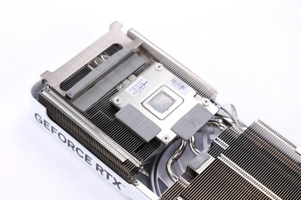 甜品新选择|影驰RTX 5060金属大师白金版OC评测