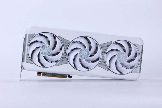 星镜界，影驰RTX 5070 Ti星曜LUNA OC显卡评测