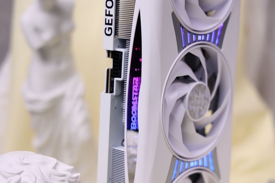 星镜界，影驰RTX 5070 Ti星曜LUNA OC显卡评测