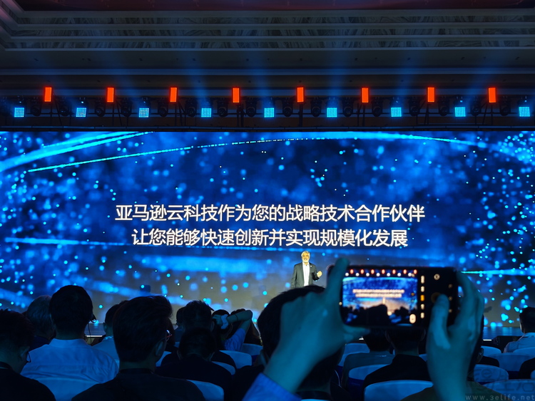 在AI的“巨浪”中，亚马逊云科技想成为领先的“大船”