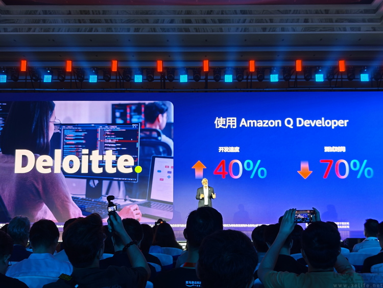 在AI的“巨浪”中，亚马逊云科技想成为领先的“大船”