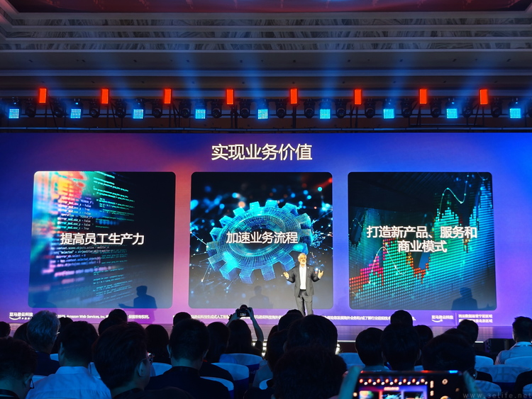 在AI的“巨浪”中，亚马逊云科技想成为领先的“大船”