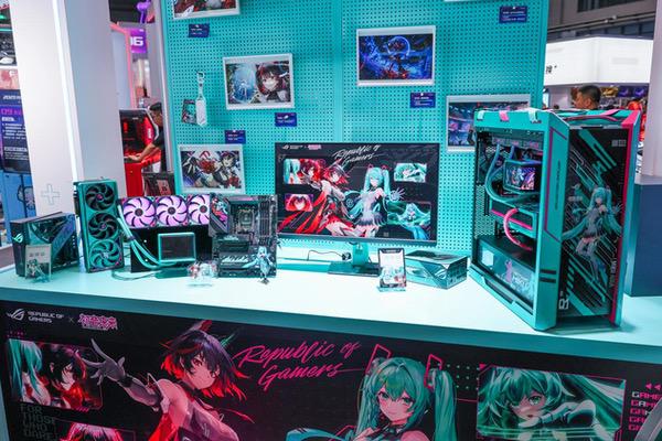 ROG 绝神 RO姬x初音未来版电竞显示器与双模新品BW2025首秀